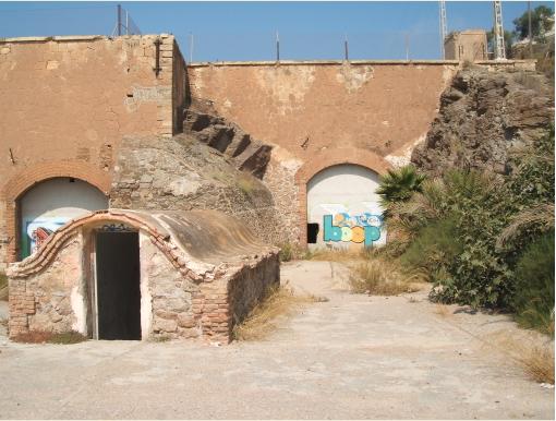 El Hornillo_Túneles izquierdo (a la derecha) y central de las Tolvas, bocas de salida.JPG