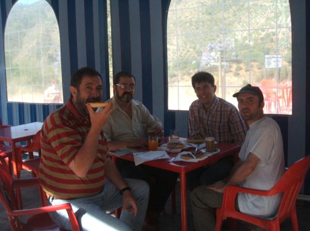 Grupo Cataplasmilla comiendo mollete con chicharrones (zurrapa) con manteca colorá.JPG